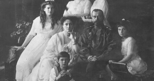 El zar Nicolás II, su esposa y sus hijos, en 1917, un año antes de ser ejecutados