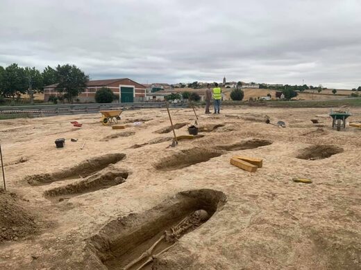 Una excavación saca a la luz 35 de 90 tumbas de una necrópolis en La Rioja, España