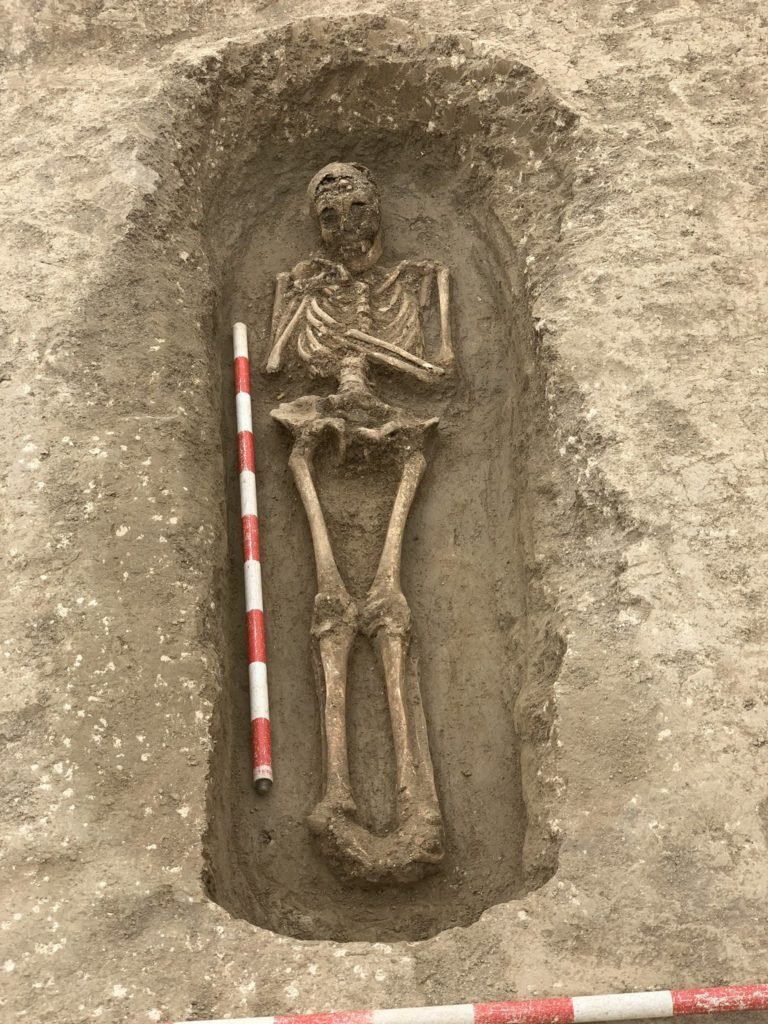 Una excavación saca a la luz 35 de 90 tumbas de una necrópolis en La Rioja, España