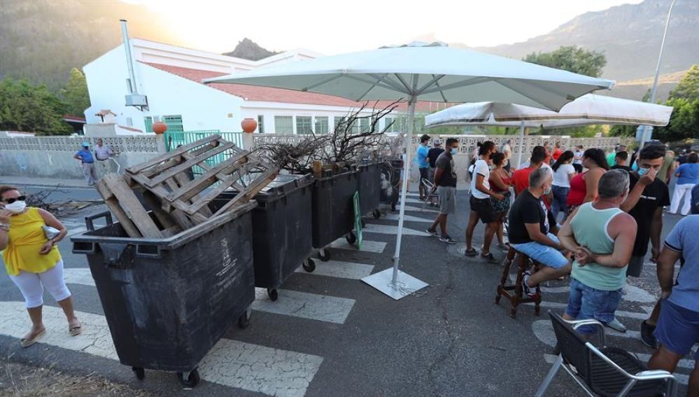 Tunte,Vecinos de un pueblo canario, en España, plantan barricadas para evitar la entrada de inmigrantes