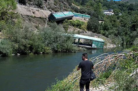 Fiscalía de Orense, En España, investigará si hay delito en el caso de los vagones de tren arrojados al río Sil