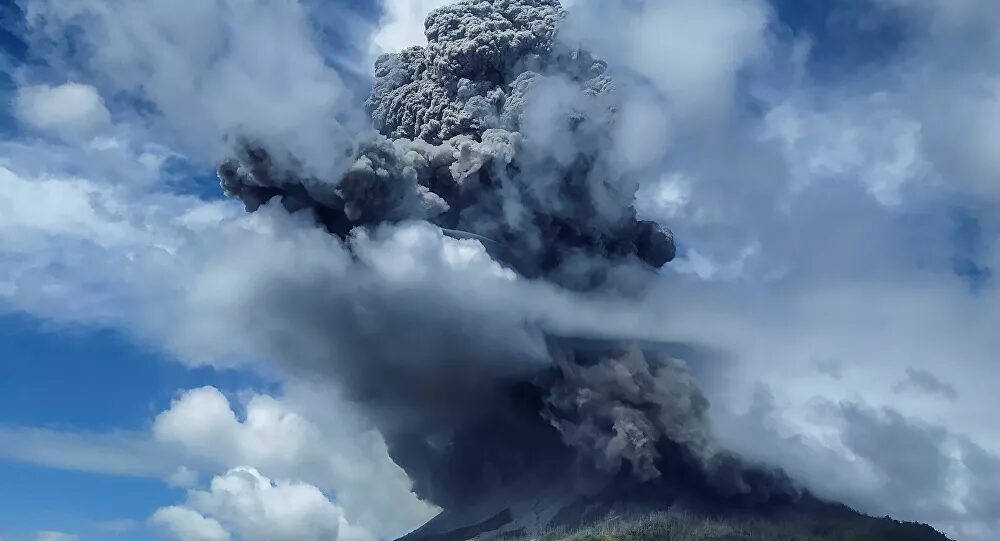 Un volcán indonesio expulsar nuevamente una enorme columna de ceniza