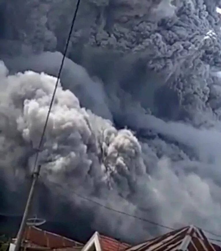Un volcán indonesio expulsar nuevamente una enorme columna de ceniza