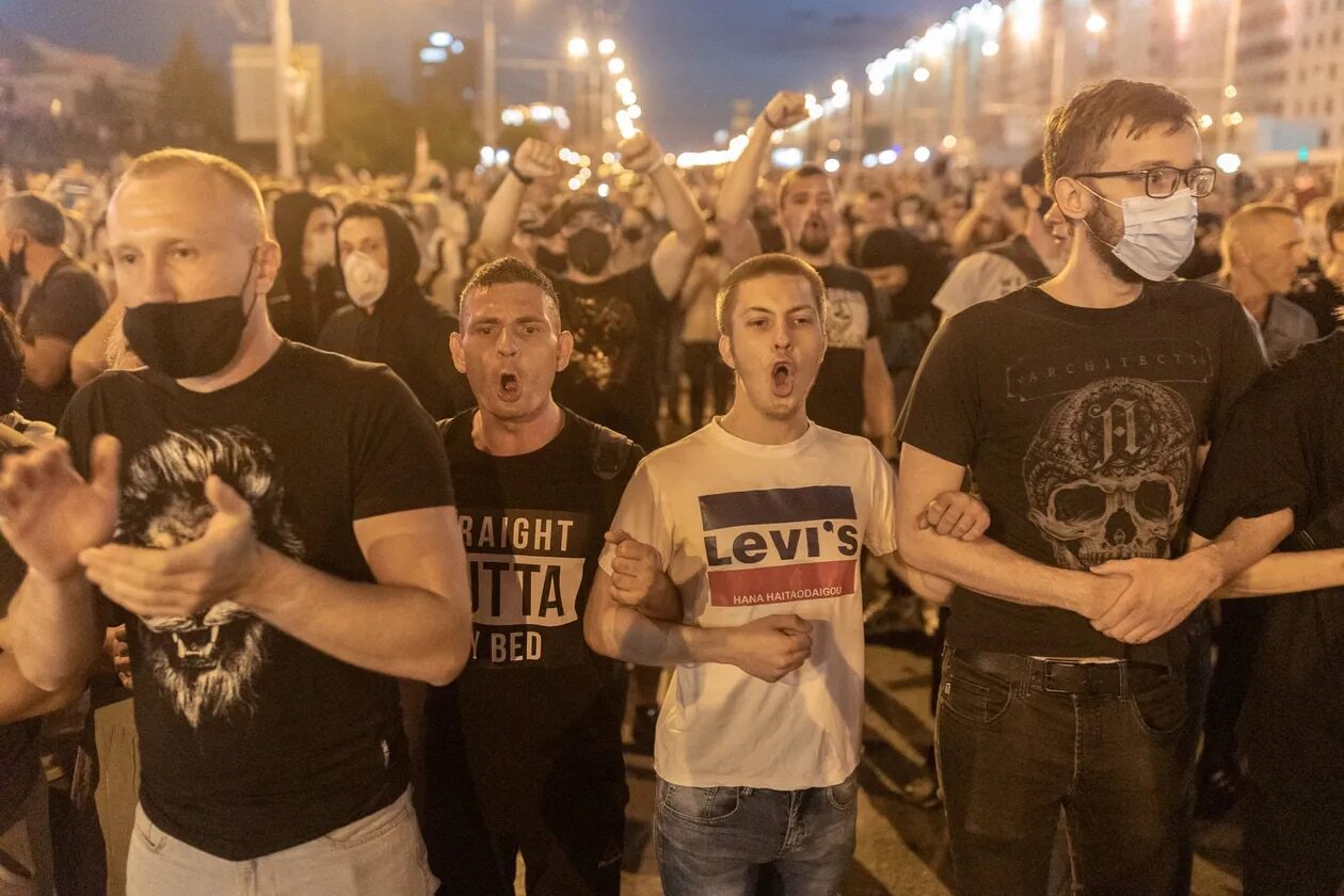 Coreografía de revoluciones de colores globalistas: los manifestantes bielorrusos adoptan una canción protesta catalana como himno
