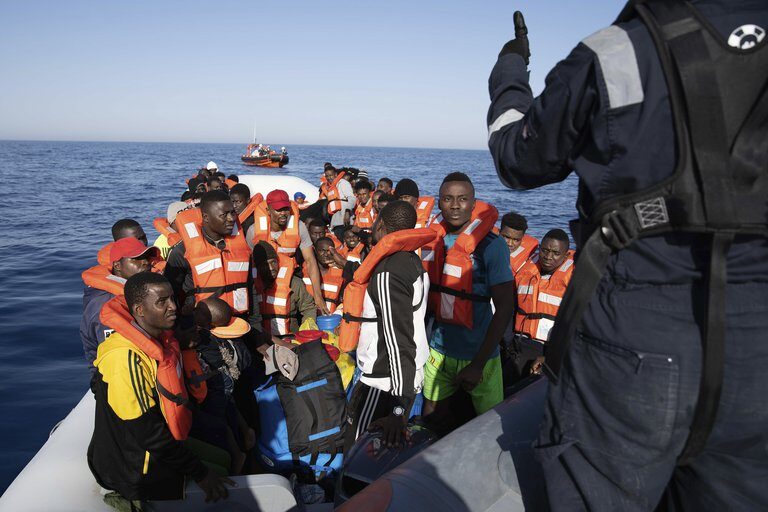 Consecuencias de la psicopática intervención occidental: Al menos 45 inmigrantes han muerto al naufragar frente a las costas de Libia