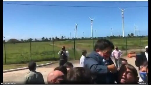 Presidente brasileño Bolsonaro subió a caballito a un enano pensando que era un niño
