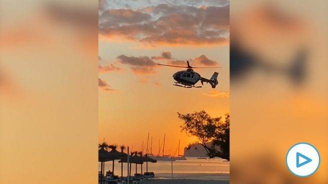 Control poblacional del estado: un helicóptero de la Guardia Civil recorre las playas de Mallorca advirtiendo medidas por el covid