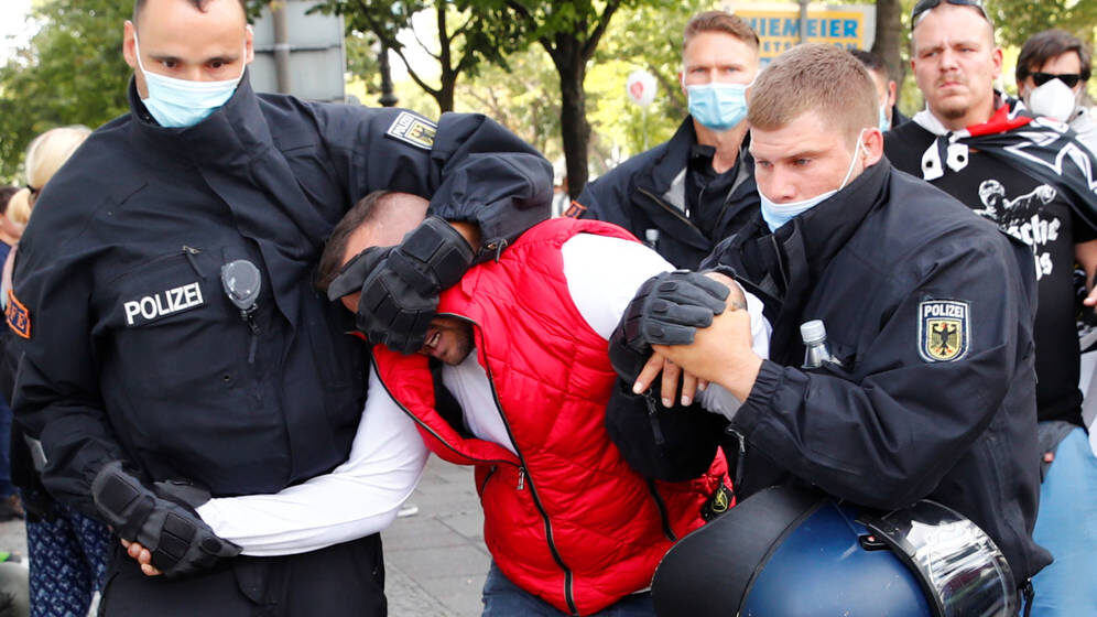 Policias alemanes detienen a un manifestante.
