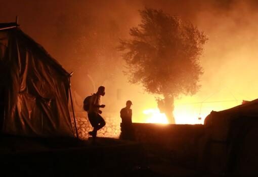 Un gran incendio en Grecia arrasa con el campo de refugiados más grande de toda Europa
