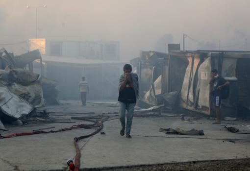Un gran incendio en Grecia arrasa con el campo de refugiados más grande de toda Europa