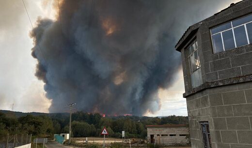 El fuego asola Galicia, España: nueve incendios activos en Ourense y más de 3.000 hectáreas arrasadas cerca de viviendas