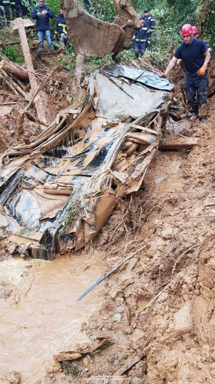 Clic para aumentar Heavy rainfall triggered a landslide in the Adjara region of Georgia on 02 October 2020.