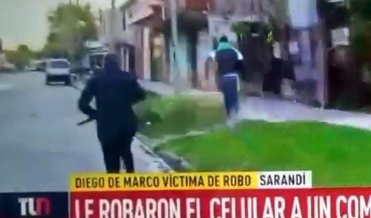 Le robaron el celular en vivo a un periodista en Sarandí, Argentina