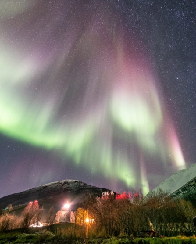 Más auroras rojas misteriosas capturadas alrededor del ...