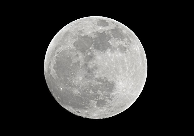 ¡Agua en la Luna! La NASA la halla en el lado iluminado por el Sol