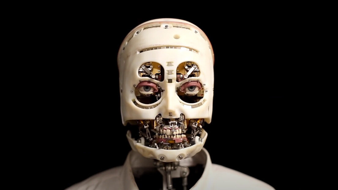 Materializando el cine de terror de Disney: presentan tétrico androide que parpadea y te mira a los ojos