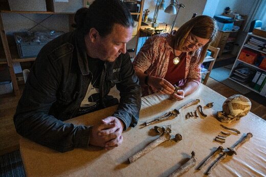 El arqueólogo Philipp Roskoschinski (izq.) y la antropóloga Bettina Jungklaus observan los restos óseos de la llamada 