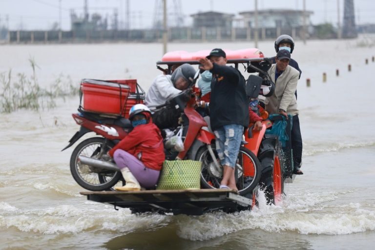 Residentes rescatados en la provincia de Thua Thien Hue, en Vietnam, el 15 de noviembre de 2020 ante la llegada del tifón Vamco