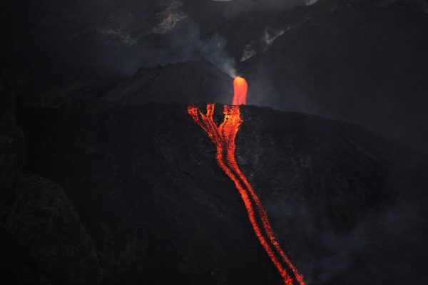 La lava del volcán Stromboli en Italia