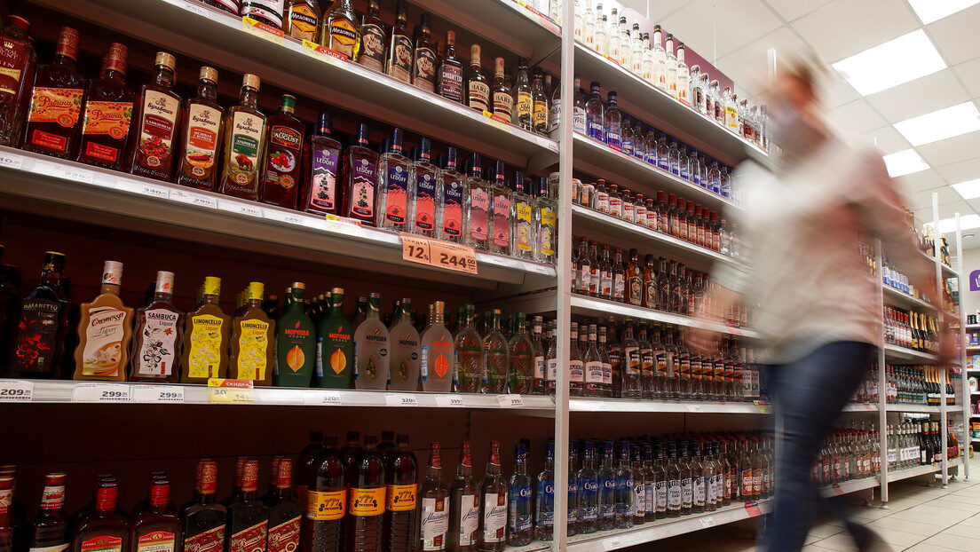 Mujer enloquece en un supermercado y rompe cientos de botellas de bebidas alcohólicas