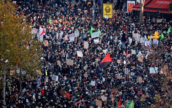 Multitudinarias protestas en Francia contra la ley de 