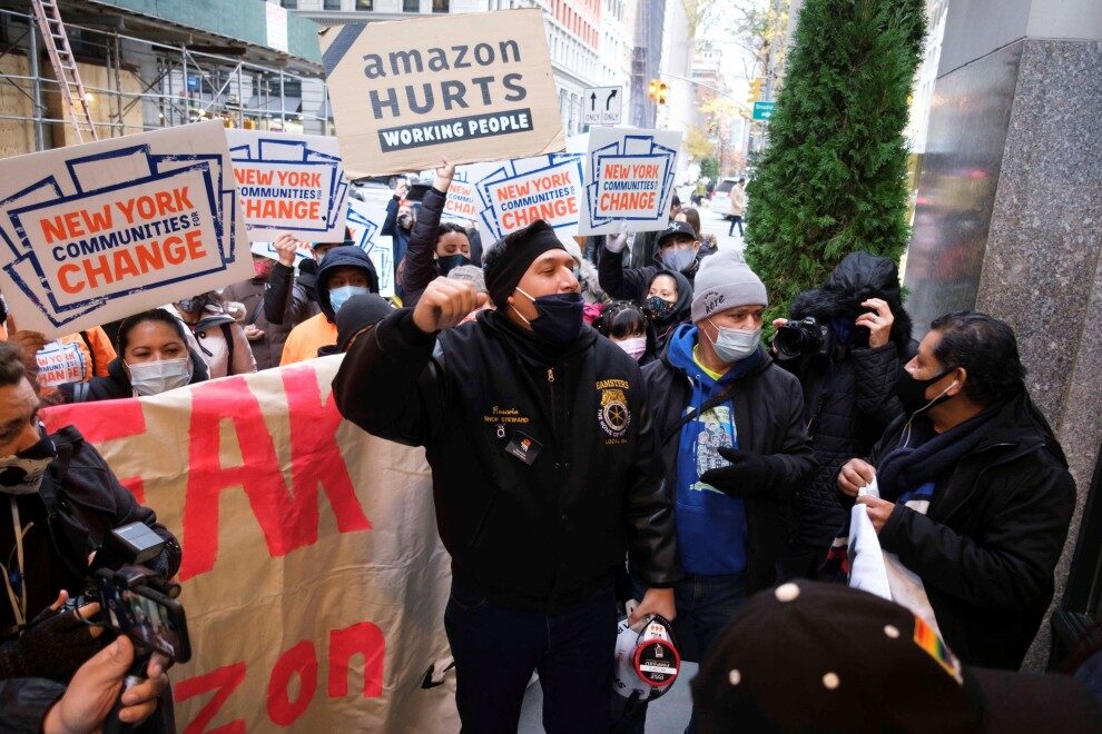 Personas manifestándose en Nueva York, enfrente de la casa del CEO de Amazon