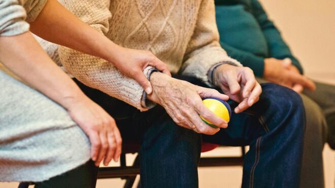 Amnistía Internacional denuncia violaciones de derechos humanos a mayores en residencias de España durante la falsa pandemia
