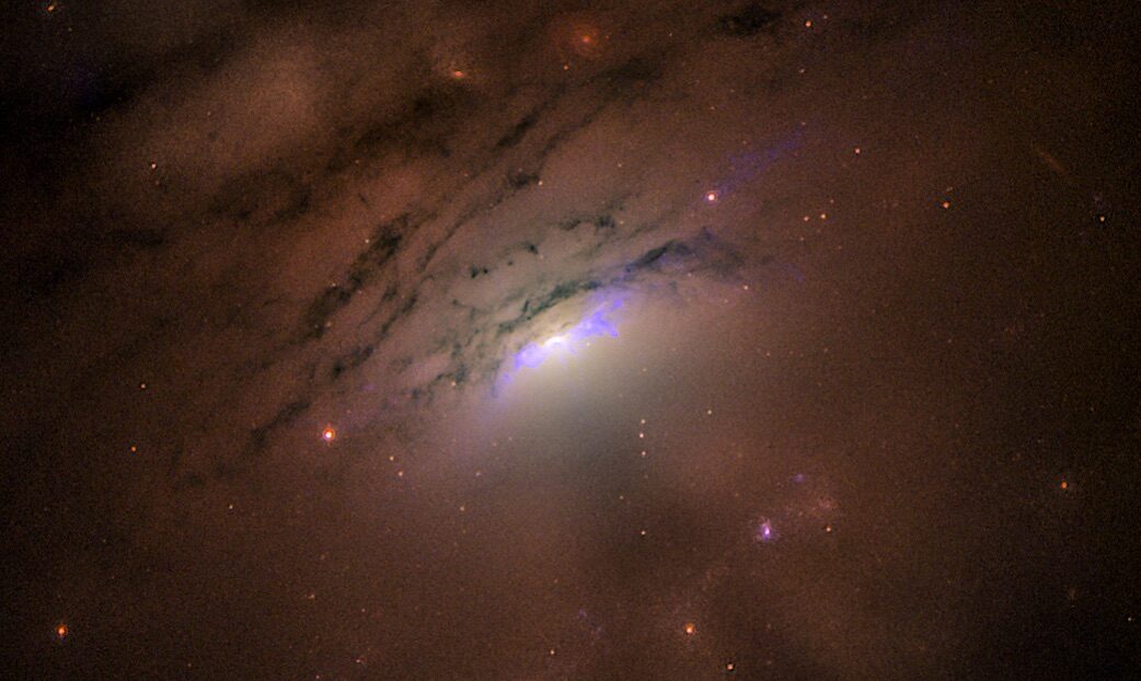 Hubble image core galaxy IC 5063