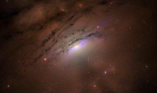 Hubble image core galaxy IC 5063