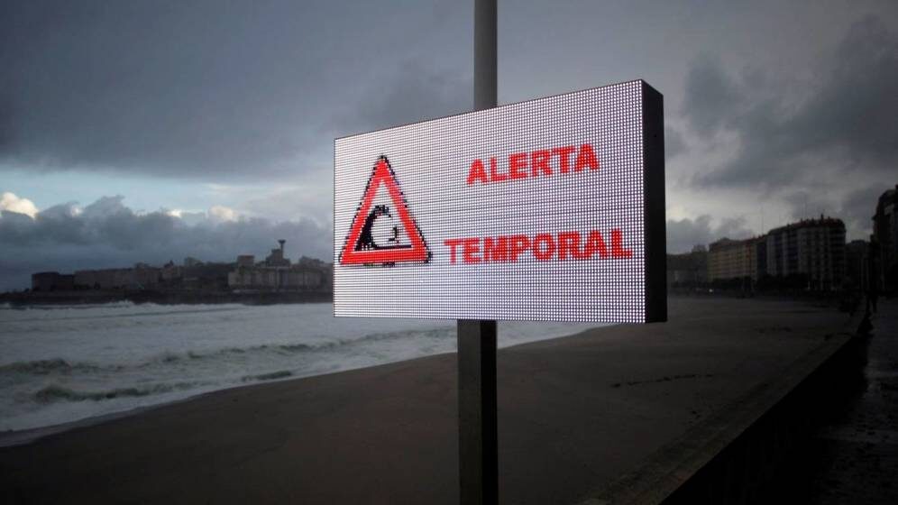 La borrasca atlántica Dora activó este viernes la alerta en casi toda España, salvo Extremadura y Canarias, por nieve, frío, rachas fuertes de viento y por olas. La playa del Orzán, en A Coruña.