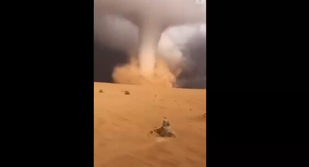 Más Tornados,Captan enorme tornado de arena en el desierto de Arabia Saudita