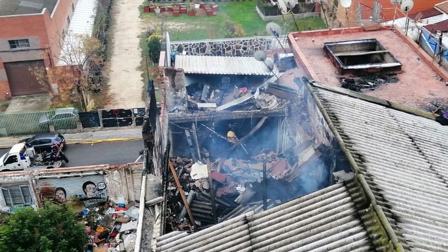 Una parte del tejado de la nave ocupada se ha derrumbado por el fuego