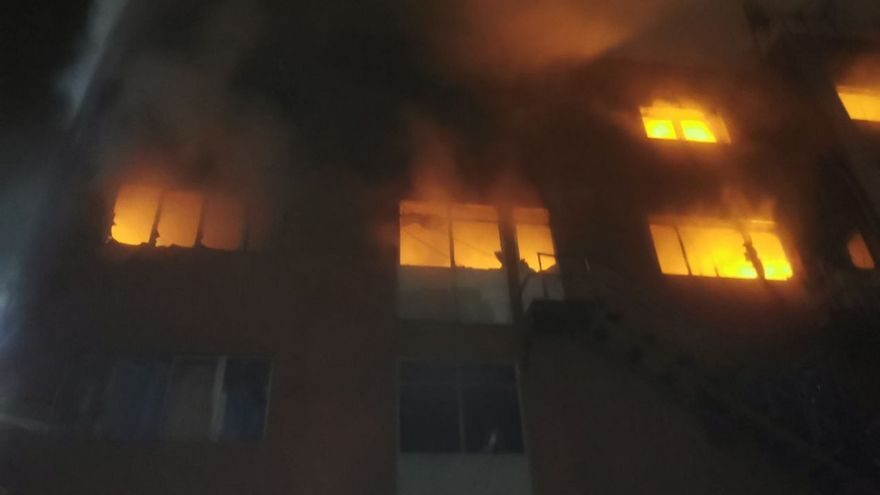 Clic para aumentar El incendio ha provocado dos muertes en la calle Tortosa de Badalona