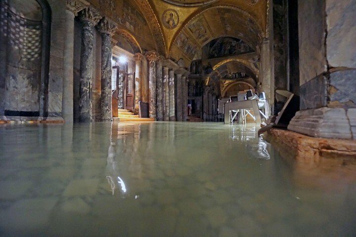 La Basílica de San Marcos, inundada. Foto: EFE