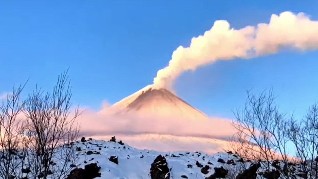 Volcán Kliuchevskoi expulsando cenizas.
