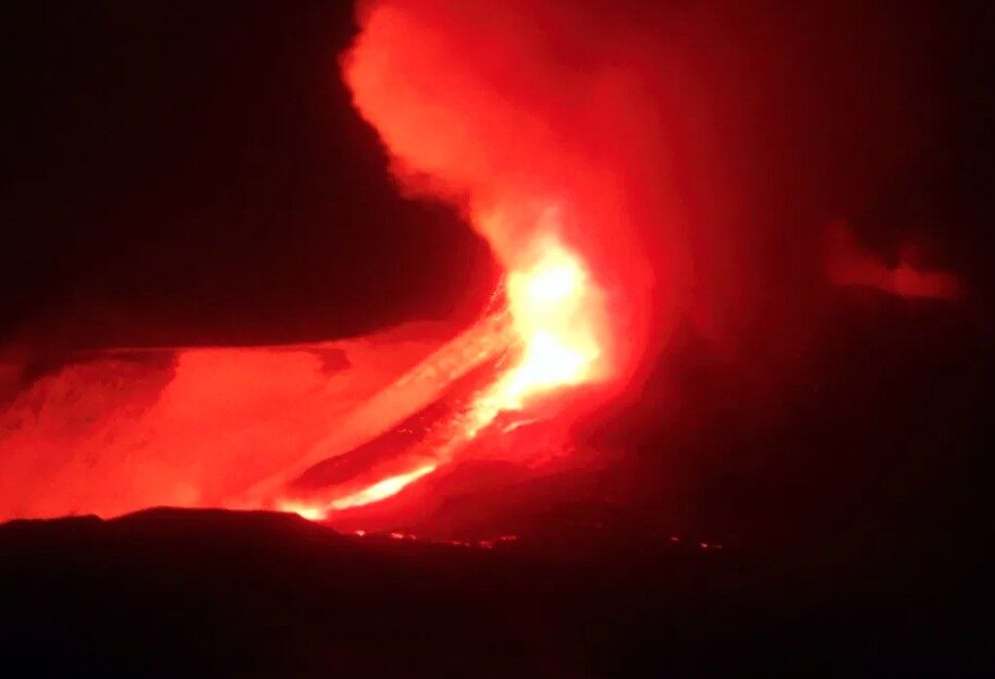 Nueva erupción de volcán Etna, en Italia