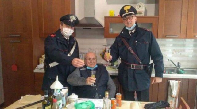 '¿Podría venir por diez minutos?',abuelo solitario,Policía,Navidad,Italia