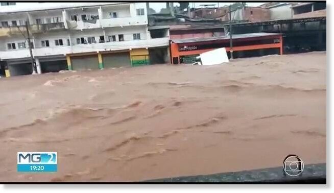 Una repentina inundación barre los vehículos en Belo Horizonte, Minas Gerais, Brasil