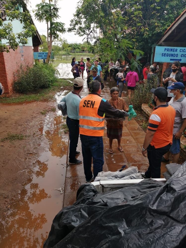 SEN teams distribute aid supplies to flood victim