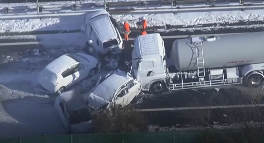 Al menos 134 autos chocan en Japón debido a una fuerte nevada