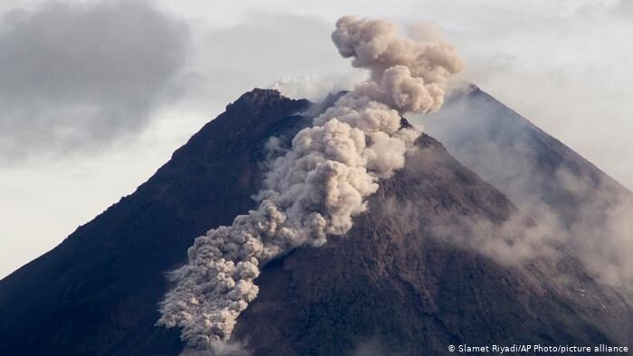 Clic para aumentar Hot volcanic material flowed for 1,500 meters (4,900 feet) down the slopes of Mount Merapi