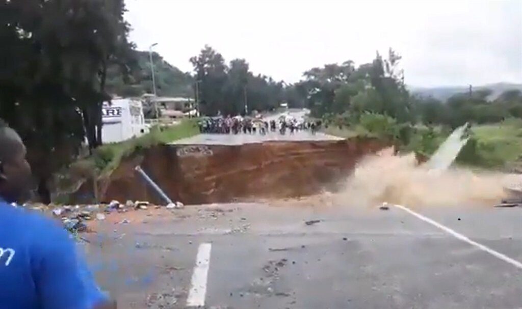 The bridge that connects Tekwane South , eNtokozweni and KaNyamazane just collapse due to this heavy rainfall outside Nelspruit.