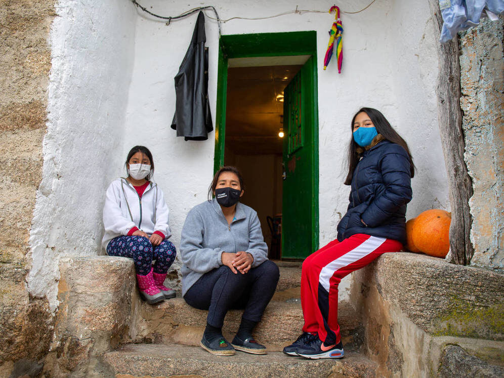 Nancy Mamani, junto a dos de sus hijas, en su nueva vivienda en Muñotello, Ávila.