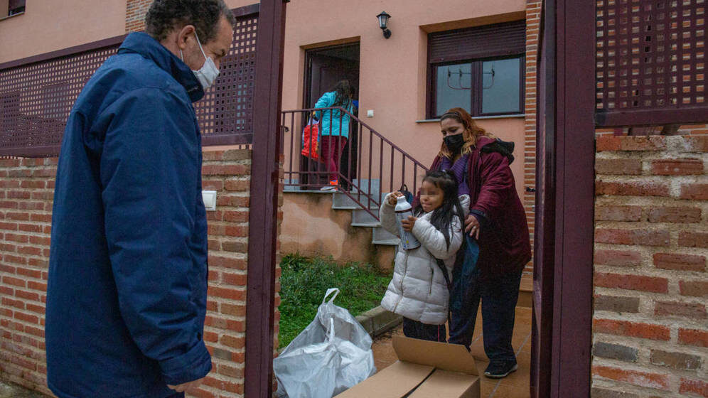 La familia de Jennifer Legua se instala en Santa María del Berrocal. (D. B.) La maestra Rosi Sánchez y el alcalde José Reviriego charlan con los recién llegados. (D. B.)