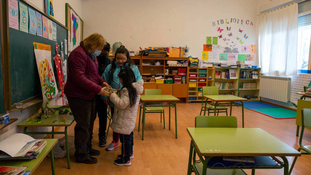 Rosi Sánchez muestra el aula del colegio a sus nuevos alumnos.