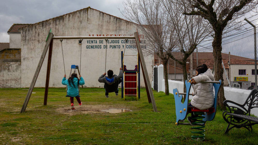 Los tres nuevos niños de Santa María del Berrocal juegan en el patio de la escuela.