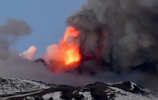 Erupción,Etna,volcán,explota,lava,humo,lluvia,Catania