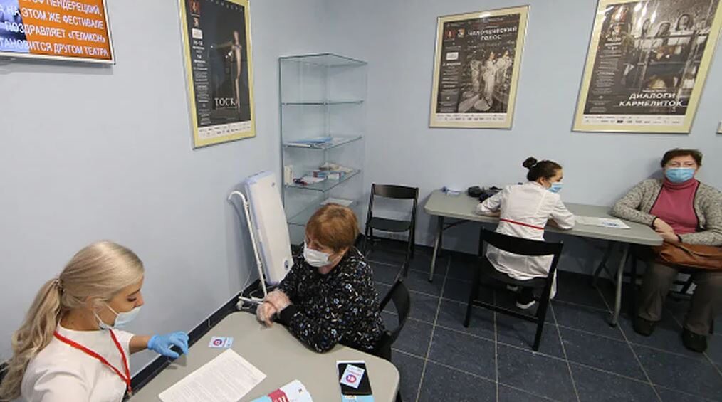 Centro de vacunación en Moscú con la vacuna Sputnik V de fabricación rusa