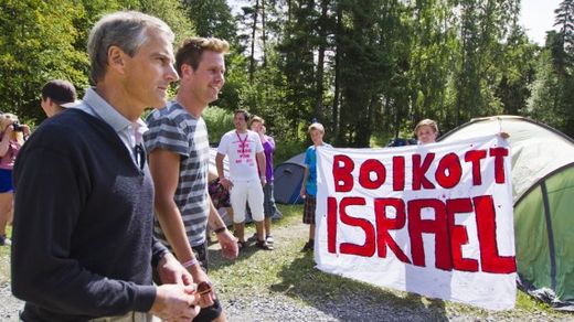  La AUF pide boicotear a Israel. Jonas Gahr Store, Ministro de Asuntos Exteriores de Noruega, fue recibido el jueves en el campamento de verano de la AUF que se desarrolla en Utøya, donde escuchó la petición de que Noruega reconozca al Estado palestino. A