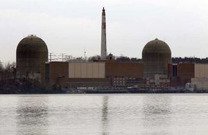 Planta nuclear de Indian Point en Buchanan, New York, vista desde el otro lado del Hudson River